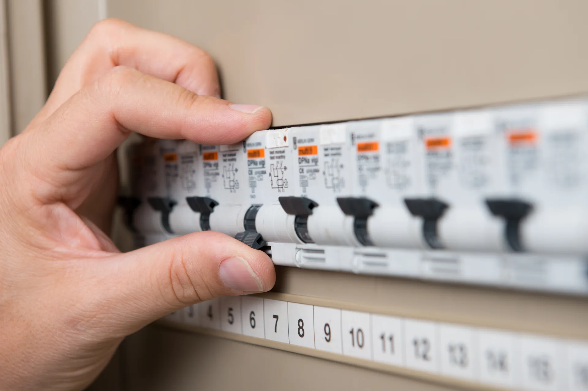 Electrician Budgewoi, licensed electricians serving Budgewoi